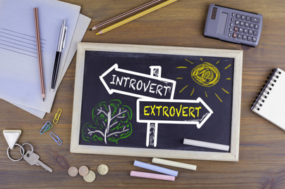 Tényleg boldogabbak az extrovertáltak? Egy introvertált nő kísérlete meglepő eredménnyel zárult