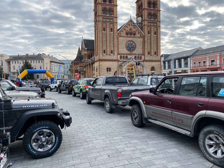 85 autós csapat indult a templom elől