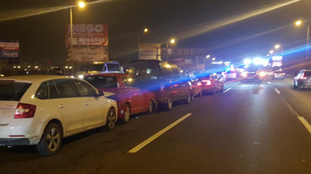 Tizenegy autó ütközött az M7-es kivezetőjénél, nagy a torlódás
