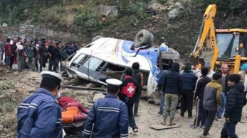 Zarándokokkal teli busz balesetezett Nepálban, 14 halott van