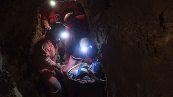 Öt óra alatt mentettek ki egy súlyosan sérült túrázót a Ferenc-hegyi-barlangból