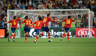 Spanyolország 11-es dráma után döntős