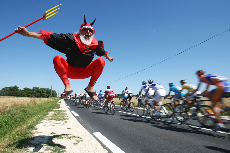 Az ördögjelmezes Didi Senft hozzánőtt a Tour de France-hoz, több mint tíz éve szakaszról szakaszra követi a bolyt.