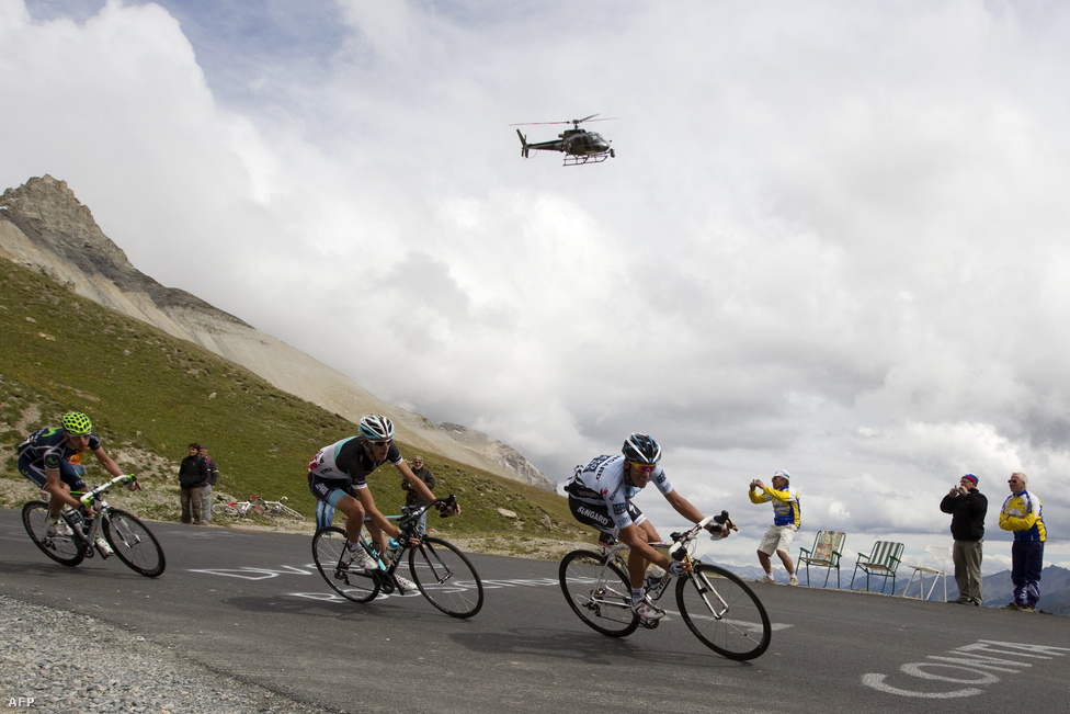 Alberto Contador, Andy Schleck és Rui Costa ereszkedik le a Galibier (2556 méter) csúcsról. A Tour minden évben átmegy az Alpok és a Pireneusok hegyein.
