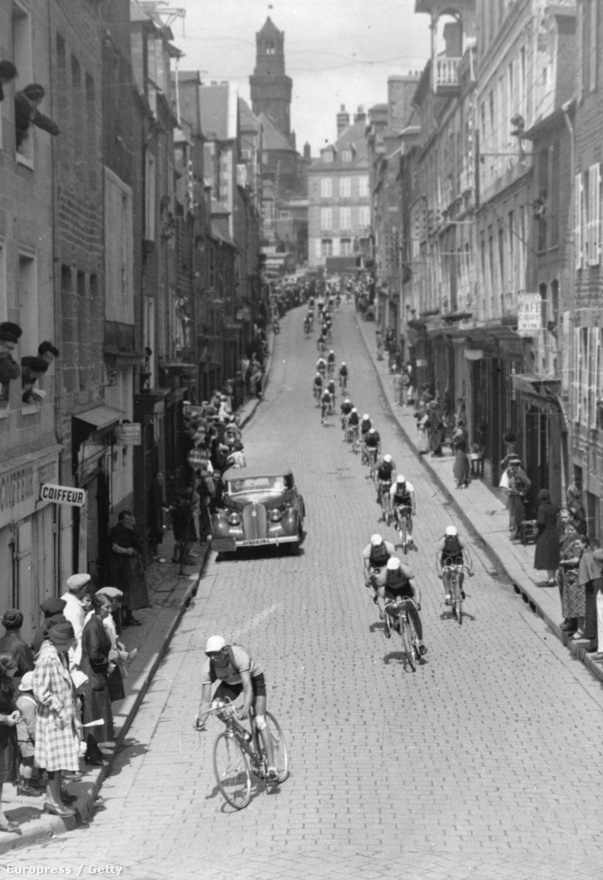 Ahogy ma is, úgy 80 évvel ezelőtt is az utcára tódultak a polgárok a verseny miatt. Megtiszteltetés, ha útjába ejt a Tour egy települést. A rajt és célvárosok még fizetnek is ezért. 