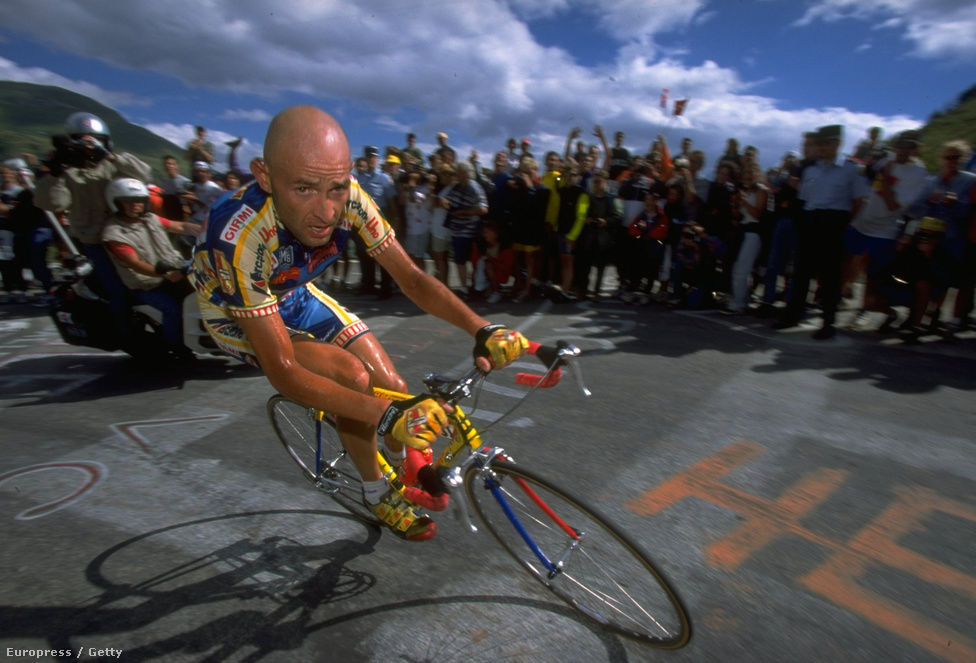 Az olasz Marco Pantani 1998-ban duplázni tudott, a Giro d' Italia után a Tour de France-t is megnyerte. A fotón az 1997-es szakaszgyőzelmekor készült.