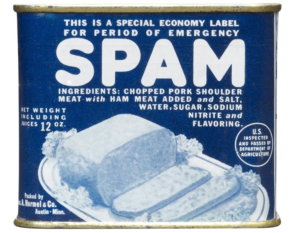 A háborús gazdálkodás körülményei között spórolni kellett a színes csomagolóanyaggal, ezért a negyvenes évek elején egyszerű kék papírcímkét kapott a Spam konzerv.