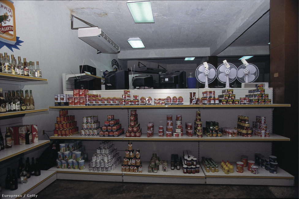 1995. Import árucikkeket kínáló dollárbolt Kubában, a polcokon vagdalthúskonzervek.