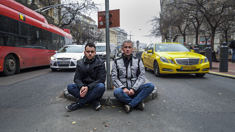 Totális káosz: egy utcában a budapesti közlekedés minden baja
