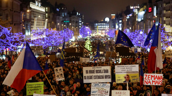 Tízezrek követelik a cseh miniszterelnök lemondását