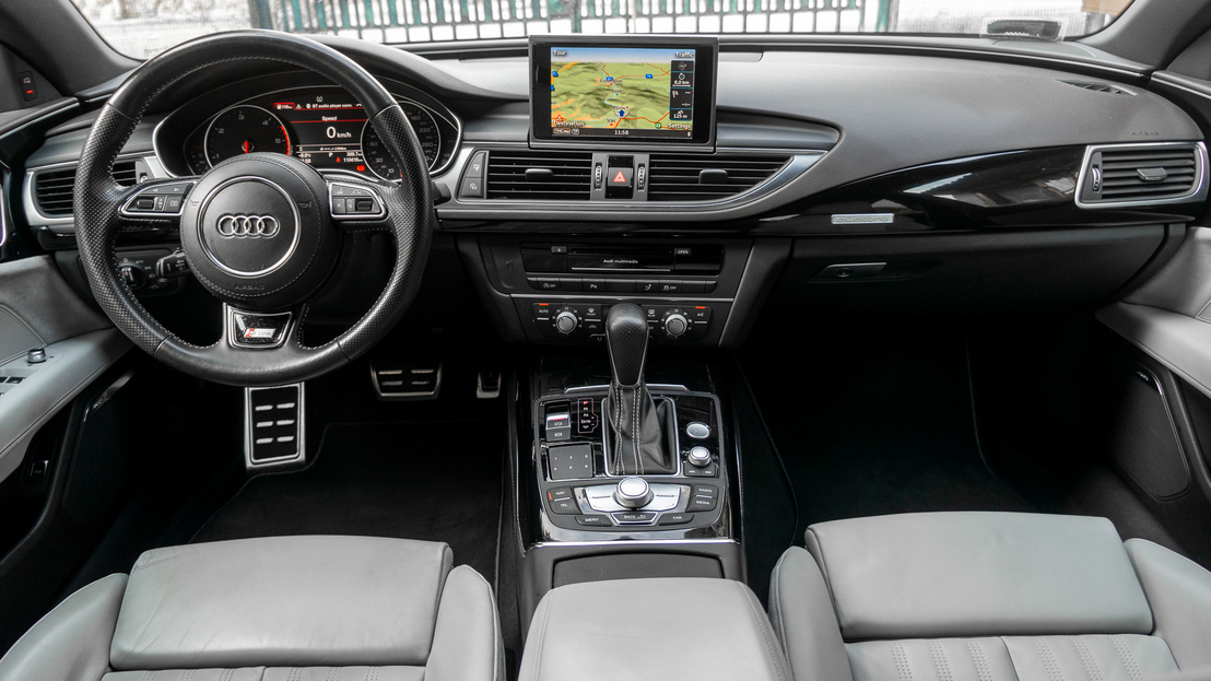 Az Audi nagyon ért a belsőterek tervezéséhez, nem csak minőséginek látszik, annak is érződik