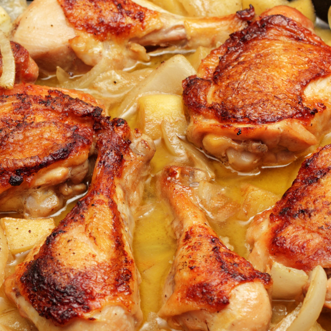 Almás ciderben párolt csirkecomb – Az édes levet szívja be a hús