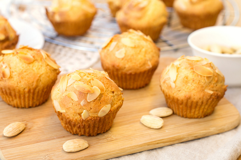 Fehér csokis, mandulás muffin: egyszerre puha és roppanós