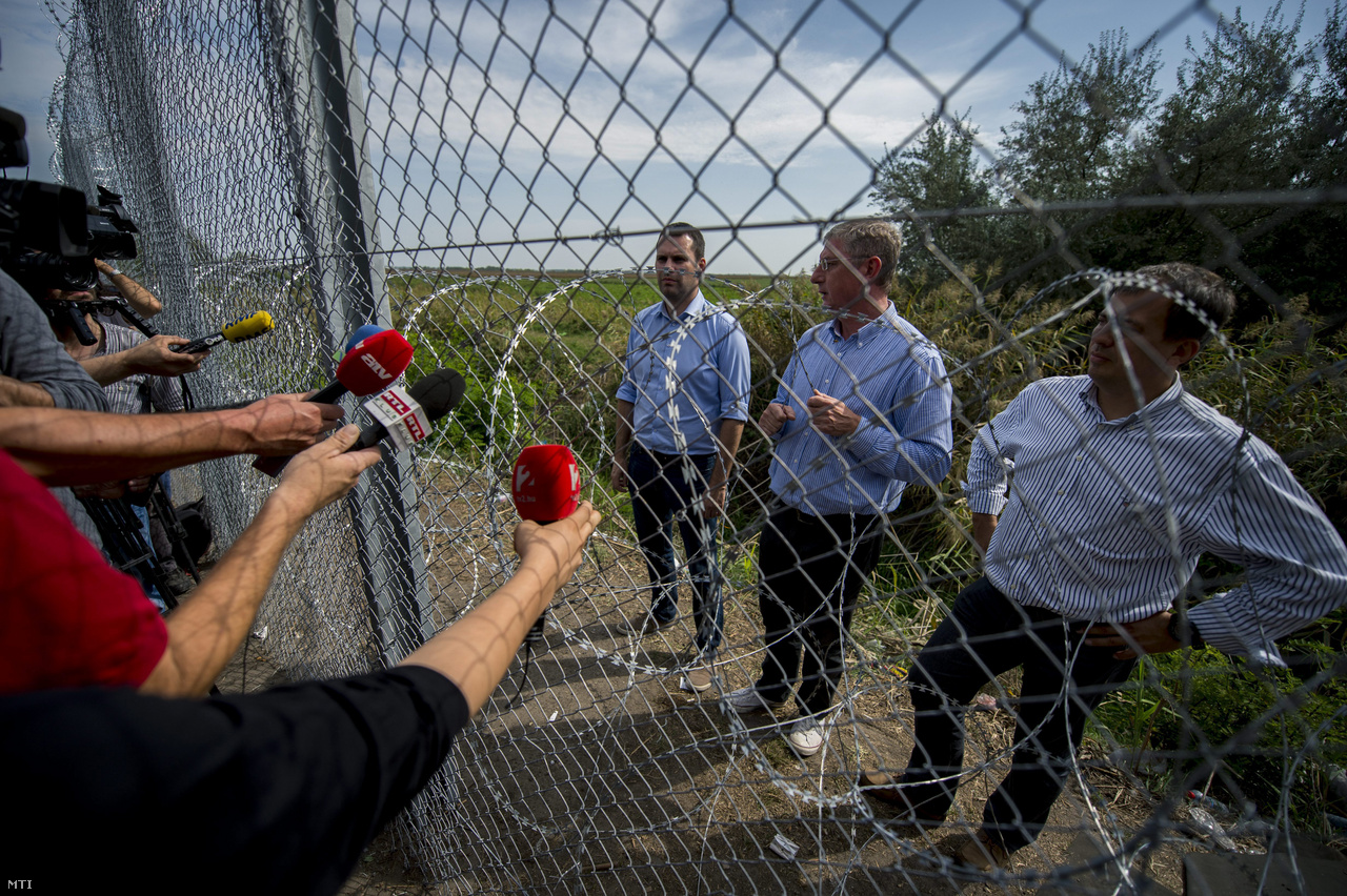 Gyurcsány Ferenc, a Demokratikus Koalíció elnöke, Molnár Csaba, a párt alelnöke és Oláh Lajos parlamenti képviselő sajtótájékoztatót tart az ideiglenes biztonsági határzár mellett, a határ szerb oldalán 2015. szeptember 15-én.