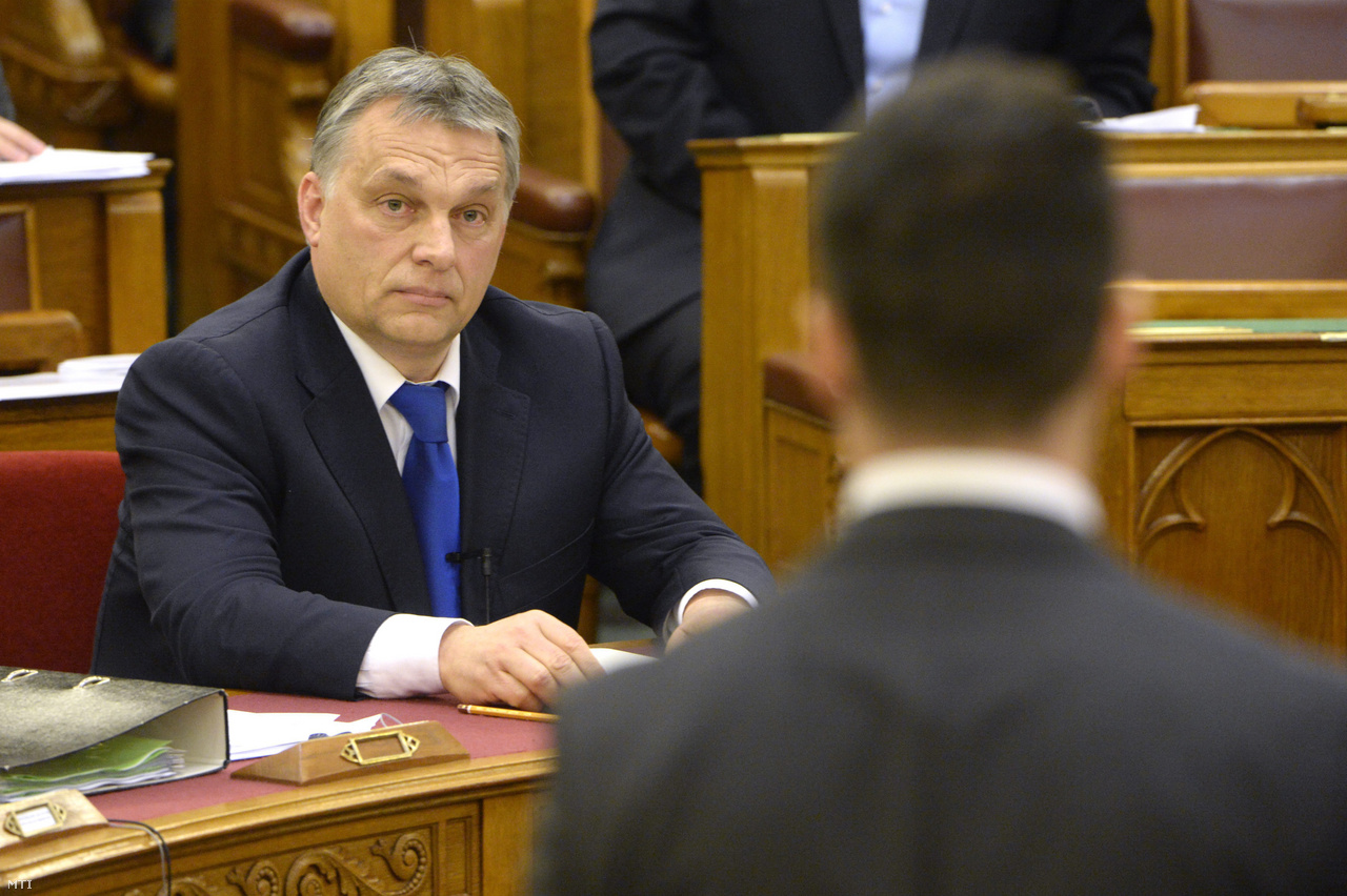 Vona Gábor, a Jobbik elnöke (háttal) azonnali kérdést tesz fel Orbán Viktor miniszterelnöknek az Országgyűlés plenáris ülésén 2016. március 21-én.