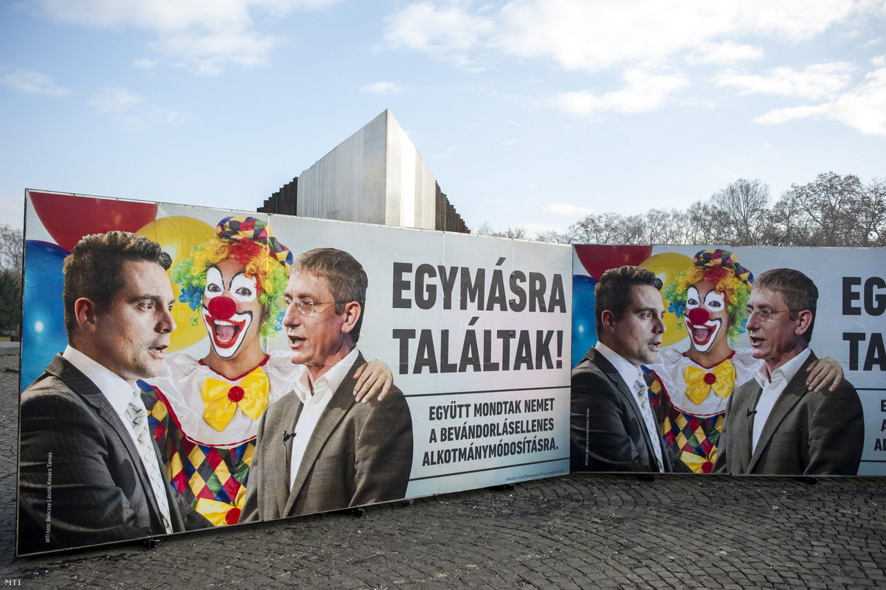 A Civil Összefogás Fórum (CÖF) újabb plakátja a budapesti Ötvenhatosok terén 2016. december 7-én. A kép Vona Gábor Jobbik-elnököt és Gyurcsány Ferenc DK-elnököt öleli át a korábbi plakátkampányból ismert bohóc, a felirat pedig azt hirdeti: „Egymásra találtak! Együtt mondtak nemet a bevándorlásellenes alkotmánymódosításra”.