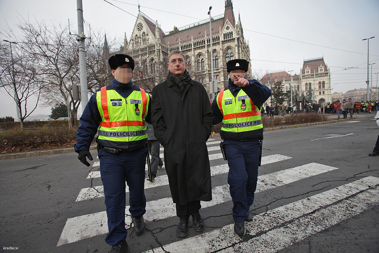 Rendőrök kísérik el Gyurcsány Ferencet az LMP demonstrációjáról 2011. december 23-án.