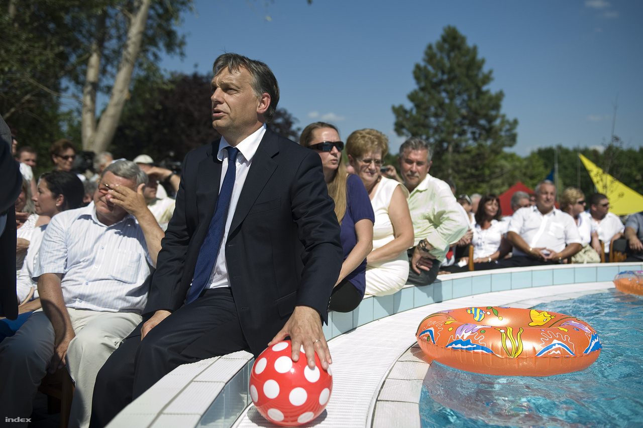 Orbán Viktor miniszterelnök a nagykátai gyógyfürdő átadásán 2012. június 18-án.