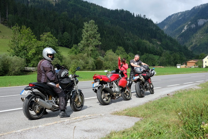 Ősszel meg Kati ötletére mentünk ki Ausztriába, mert mindenképpen menni akart a motorjával. Ha ő akarja, én engedek