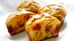 Tökéletes reggeli az újévre: egyszerű, virslis-sajtos muffinok