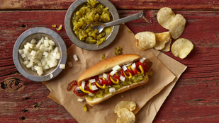 Kifli és virsli új magasságokban: mézes mustáros hot dog ropogós sült hagymával és jalapenóval