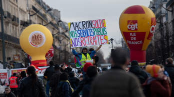 Macron arra kéri a sztrájkolókat, hogy ne tegyék tönkre a karácsonyt