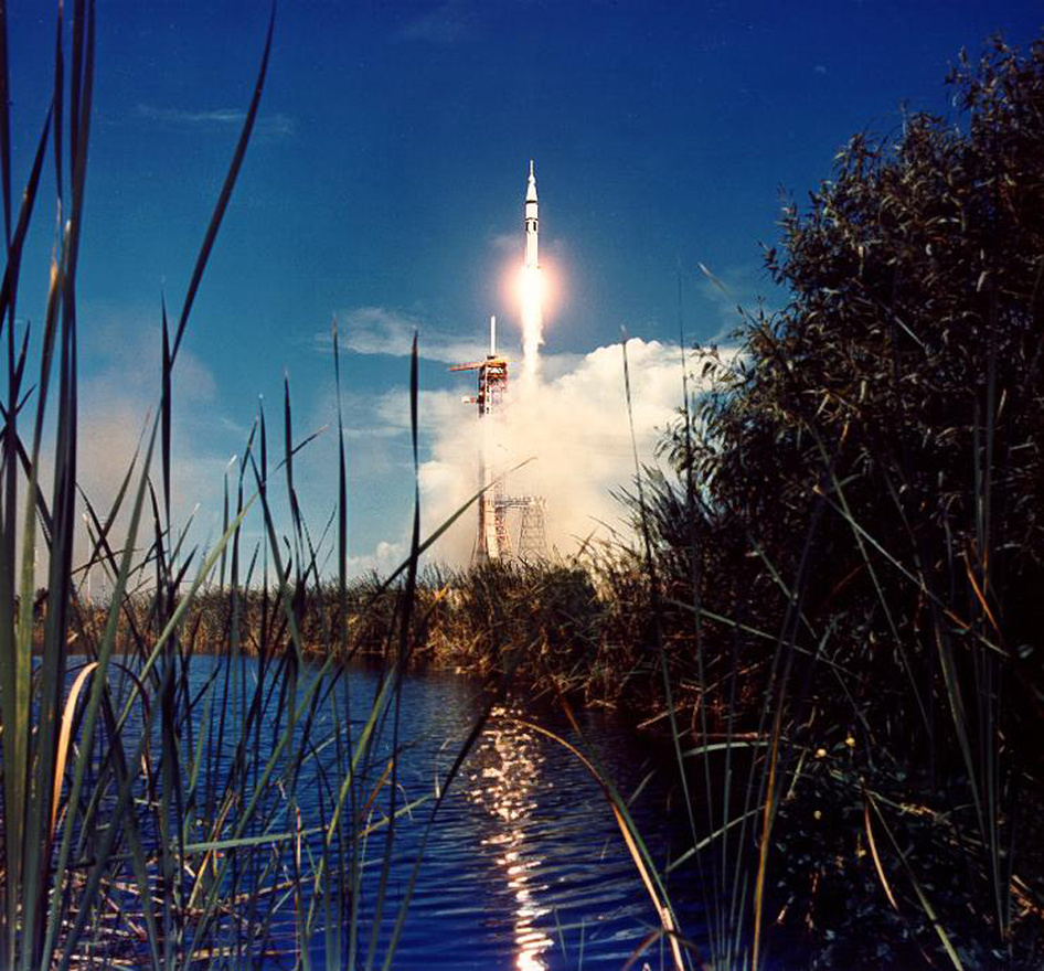 A szovjet-amerikai űrverseny végére szimbolikus pontot tett ez az 1975. július 15-i fellövés. A Saturn IB rakéta a szuovjet-amerikai együttműködési program, a Szojuz–Apollo-program (Apollo–Soyuz Test Project) részeként vitte Thomas Stafford, Vance Brand és Donald Slayton űrhajósokat Föld körüli pályára, hogy ott sikeresen dokkoljanak a szovjet űrügynökség  Szojuz-19-es űrhajójával (a fedélzeten Leonov és Kubaszov). Ez a repülés volt a hatalmas és gyönyörű Saturn rakéták utolsó szereplése.