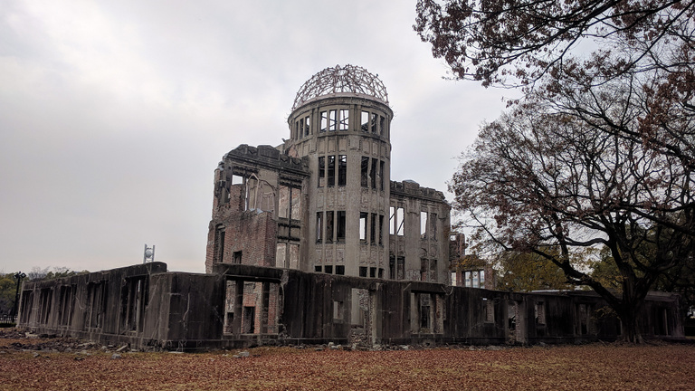 Az atombombát túlélő hirosimai dóm hatása alatt