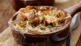 Ennél csináljon finomabb vega levest, aki tud: fehérboros hagymaleves sajtos rozskenyérrel
