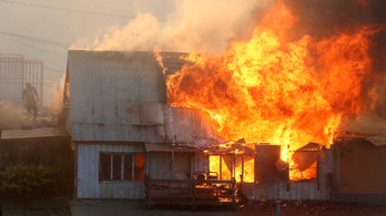 Házak tucatjait pusztította el egy tűzvész a chilei Valparaísóban