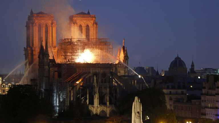 Nem biztos, hogy a Notre-Dame megmenekül a tűzvész után