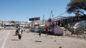 Legalább kilencen meghaltak, miután robbantottak egy katonai parádén Jemenben