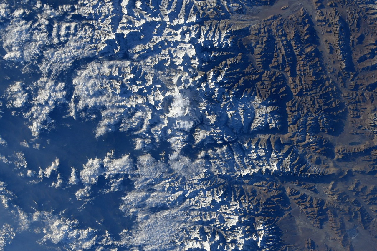 A Himalája hegyei, középtájt a Csomolungma