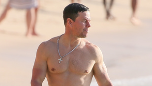Mark Wahlberg jó nagy kereszttel a mellizmai között strandolt