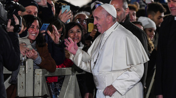Bocsánatot kért Ferenc pápa mert ráütött egy nő kezére