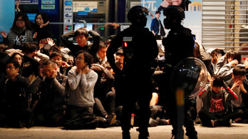 Több száz tüntetőt őrizetbe vettek Hongkongban újévkor