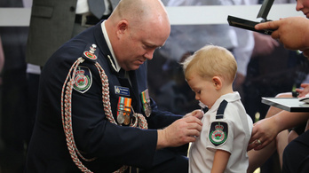 Másfél éves kisfia vette át az elhunyt ausztrál tűzoltó kitüntetését