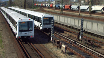 Ki kellett emelni a forgalomból hat felújított orosz metrókocsit, mert szétette őket a rozsda