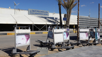 Rakétatámadás miatt megint bezárták Líbia egyetlen repterét
