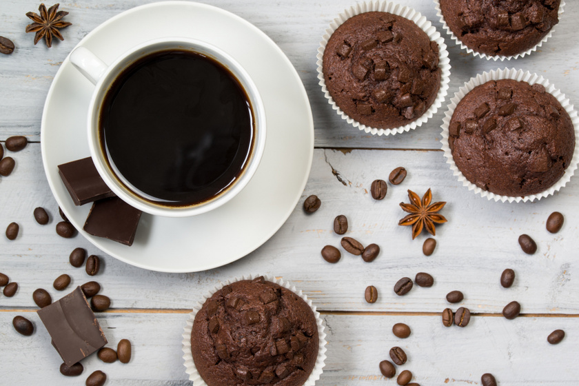 30 perces csokis, kávés muffin: mérd ki bögrével a hozzávalókat