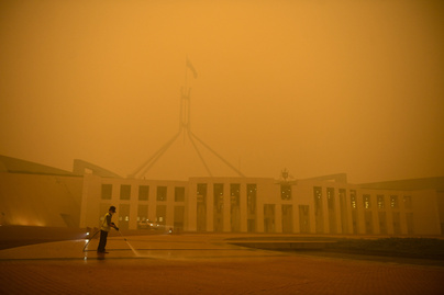 Vörös köd borult az ausztrál fővárosra: elkeserítő friss fotók a katasztrófa sújtotta területről