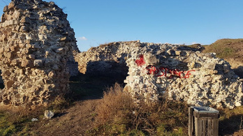 Vörös festékkel rongálták meg a több száz éves várfalat Nógrádban