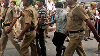 Halálra ítélték a 23 éves diáklányt megerőszakoló négy férfit Indiában