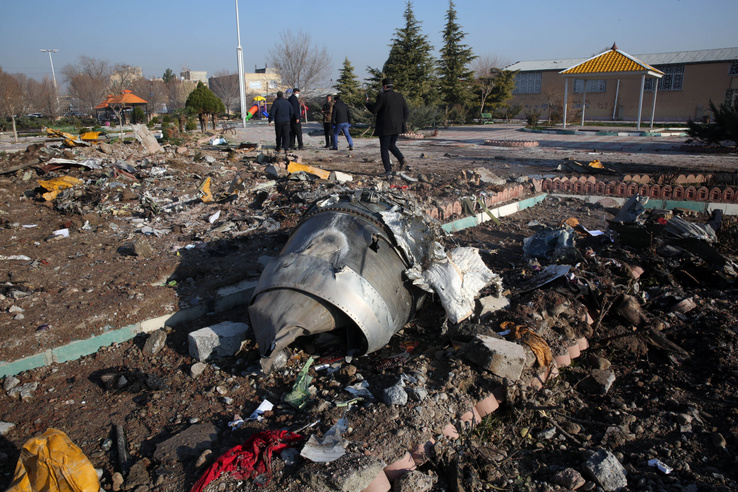 Repülőgép roncsadarabja, amin 176 utas utazott, mielőtt lezuhant Teheránban
