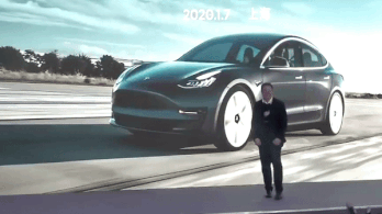 A táncoslábú Elon Musk Kínában fog új autót terveztetni