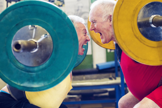Így edz egy 81 éves súlyemelőbajnok
