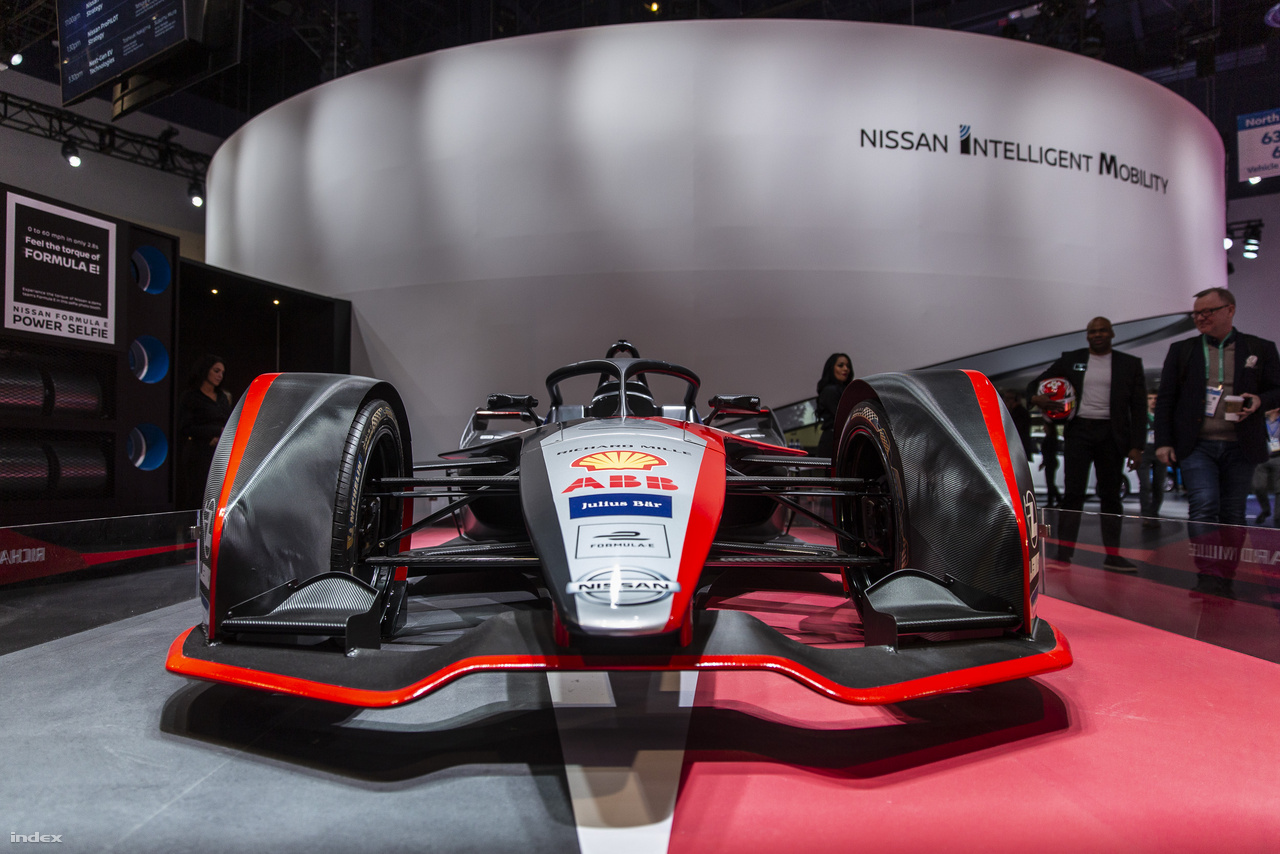 A Nissan standjánál a cég Formula-E végtelenül szexi versenyautója mutatta teljes mellszéleséggel, hogy az autósport jövője is elektromos.