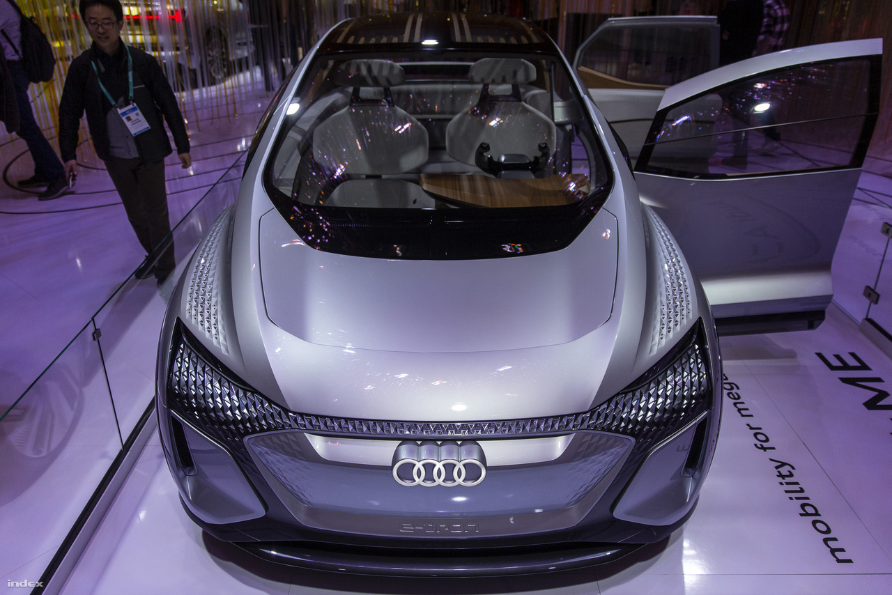 Az Audi csakúgy mint tavaly, idén is hozott egy fantasztikus koncepcióautót a CES-re. 2019-ben az Aicon önvezető elektromos autót mutatták meg, idén továbbfejlesztett változatát, az AI:ME-t lehetett megcsodálni a német autógyártó standjánál. Az AI:ME teljesen autonóm, önvezetésre képes elektromos autó, amiben 65 kWh-s akkumulátor szolgáltatja az energiát és 170 lóerejével ideális városi autó lenne, ha gyártanák. Persze mint a koncepcióautók többsége, az AI:ME sem fog megvalósulni ebben a formában, a belezsúfolt technológiákat viszont minden bizonnyal viszontláthatjuk majd a jövőben az Audi szériaautóiban.
                        