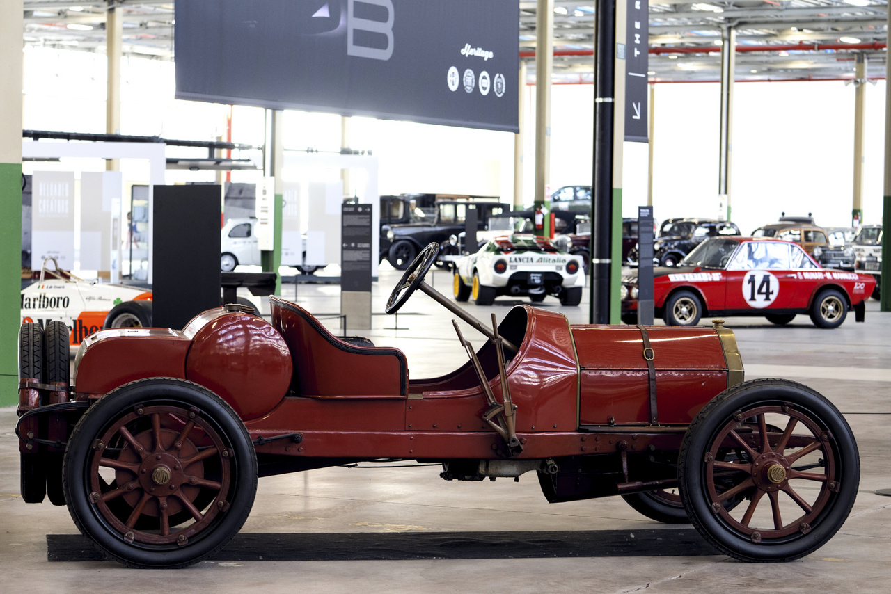 Lancia 12 HP Alfa. Nem Romeo, hanem a legelső kocsi, amely a Lancia nevet viselte; csak 1908-ban készült, valamivel több mint száz példányban. Ez egy sportváltozat.