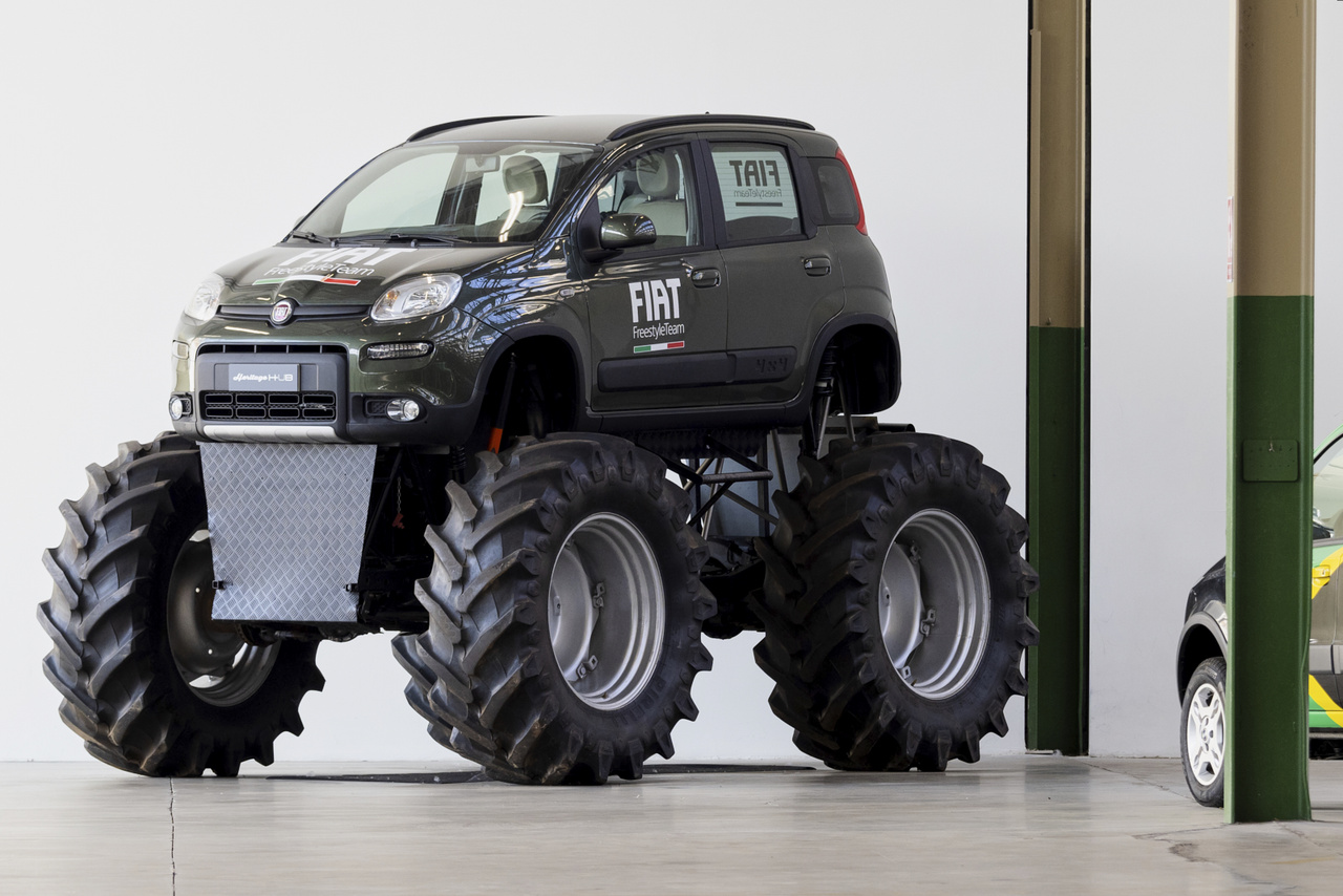 Két hét alatt dobták össze a Fiat Panda 4x4 Monster Truckot, ami félig Jeep CJ7 4200. Másfél méter átmérőjű traktorgumikon megy – egy reklámfilmhez kellett.